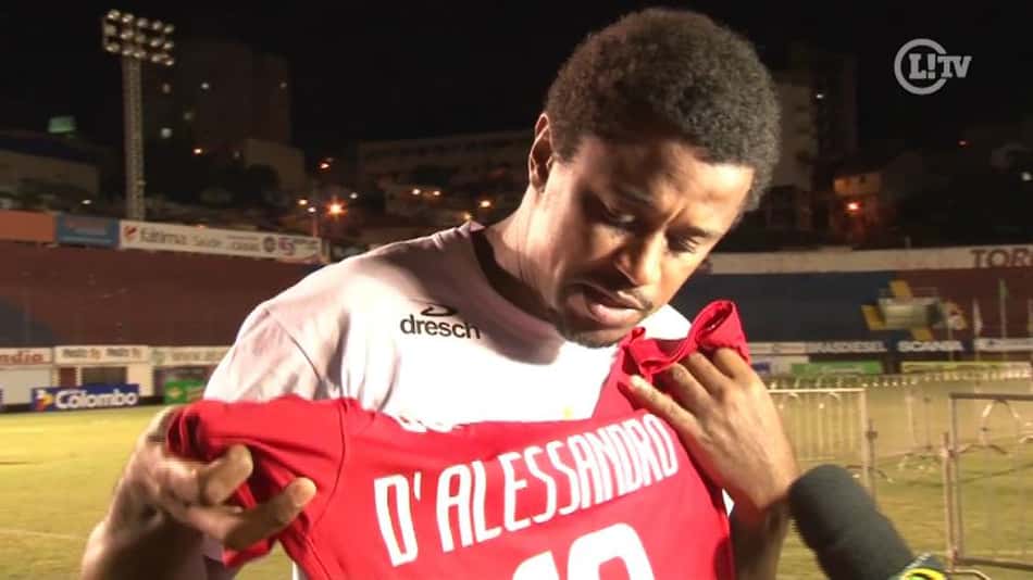 VÍDEO: Atacante 'gordinho' do Novo Hamburgo promete enquadrar camisa de D'Alessandro