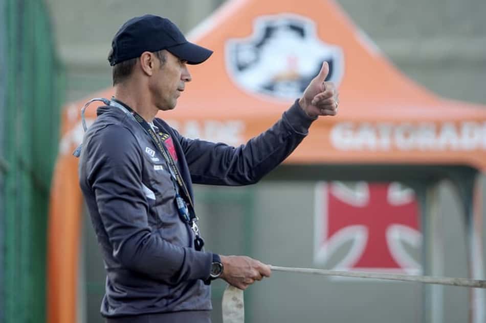 Na folga do elenco, Milton Mendes viaja para assistir rival do Vasco