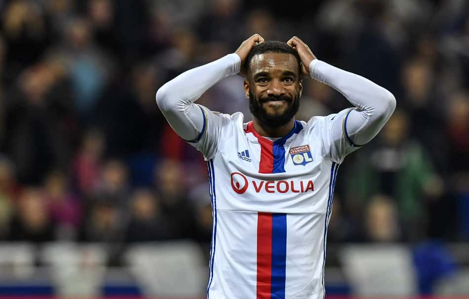 Lacazette lamenta queda do Lyon: 'Estivemos tão perto da final'