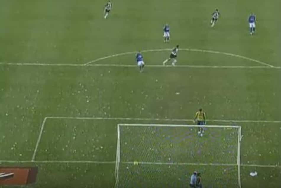 Fábio - gol de costas - Atlético-MG 5x0 Cruzeiro (Foto: Reprodução)