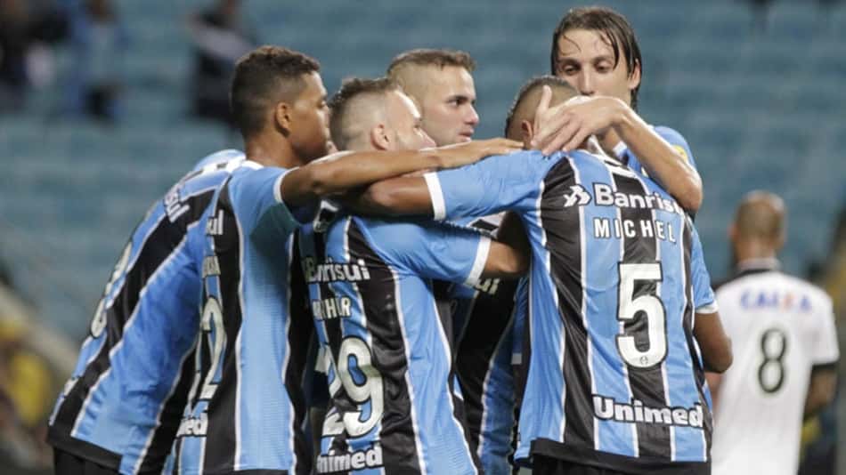 Grêmio domina o Botafogo, perde várias chances e vence no Brasileirão