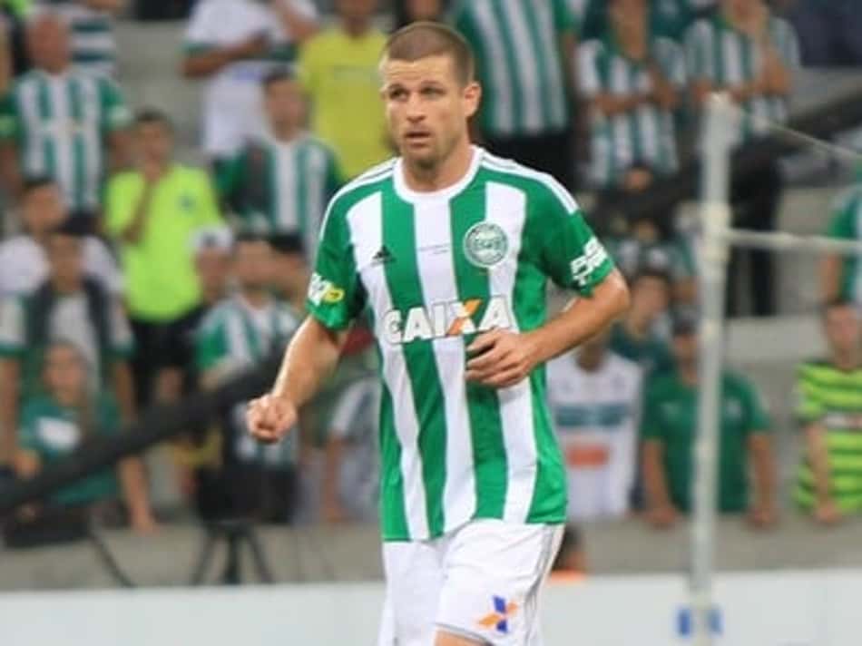 Após campanha, Coritiba renova com Matheus Galdezani até 2020