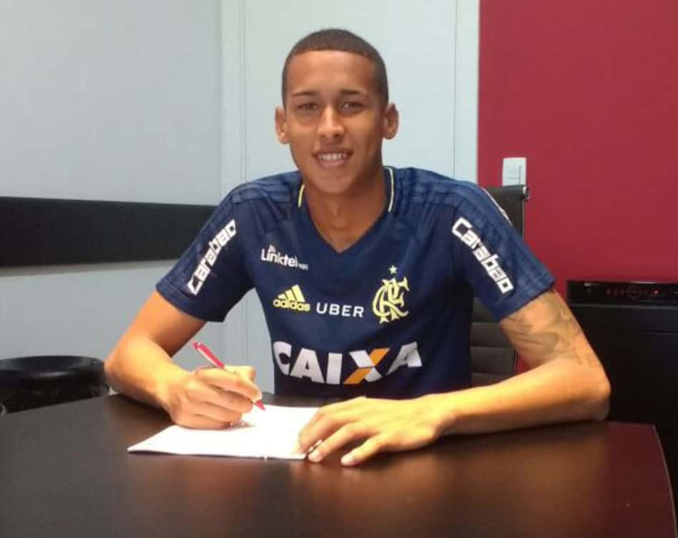 Goleiro assina prorrogação de contrato com o Flamengo até 2019