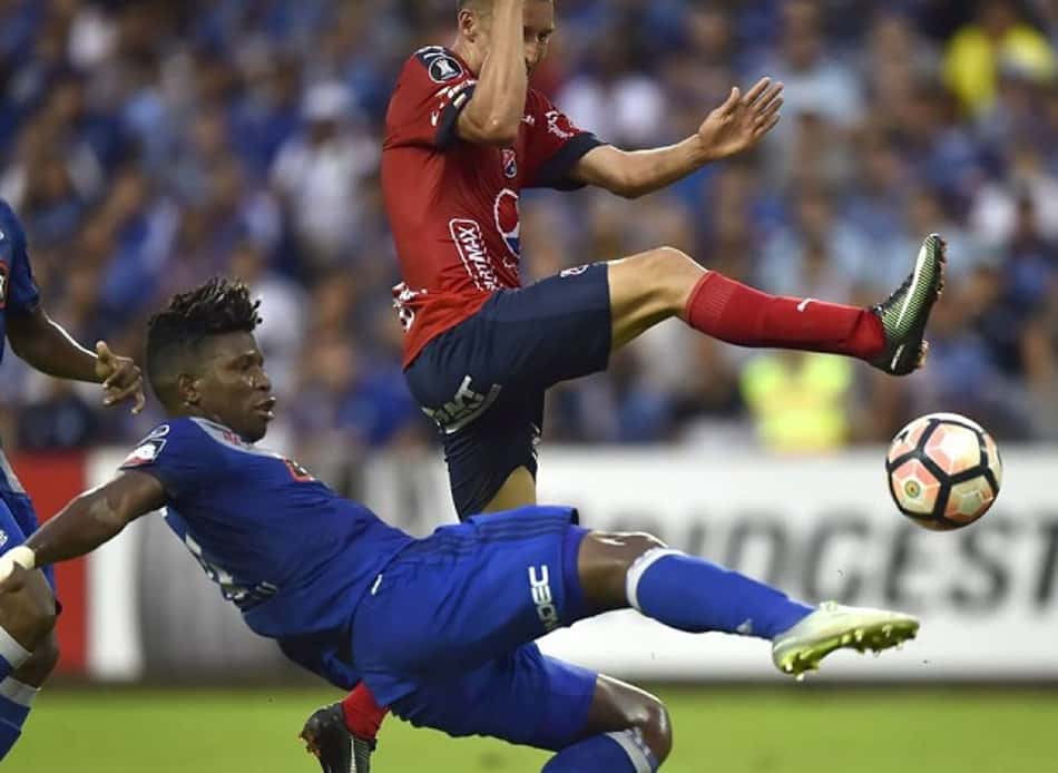 Lateral do Emelec tenta "imitar" jogador do Real Madrid na Libertadores