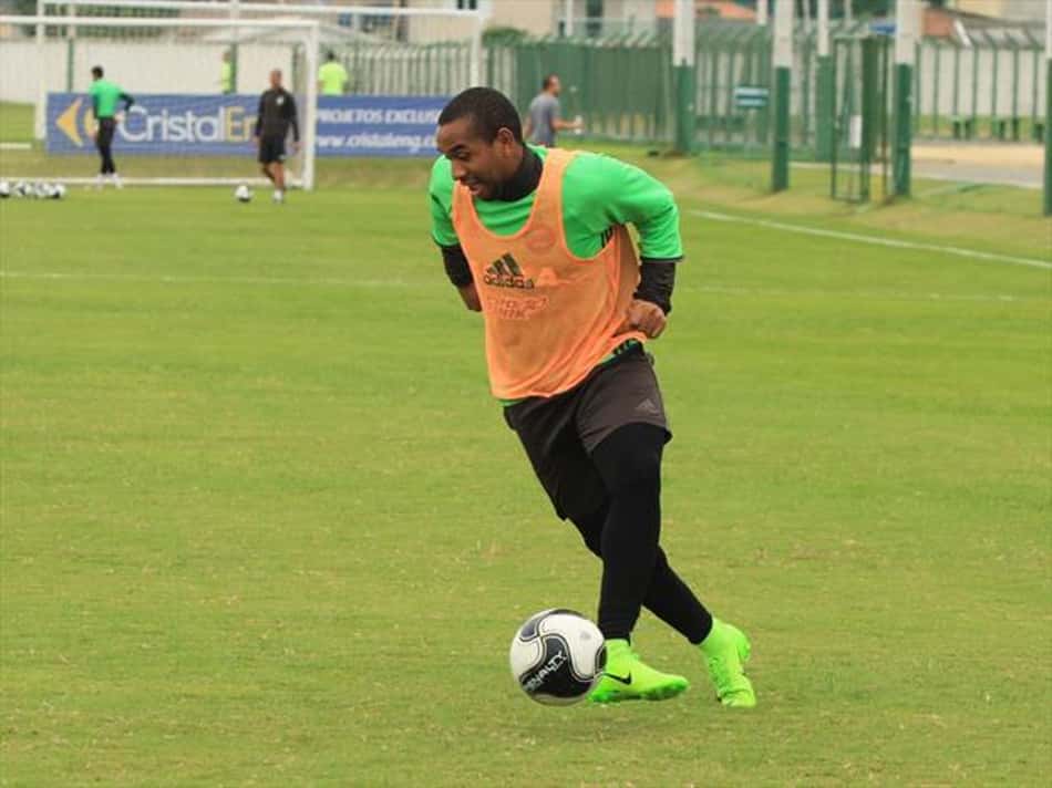 Com proposta do exterior, Coritiba garante permanência de Anderson