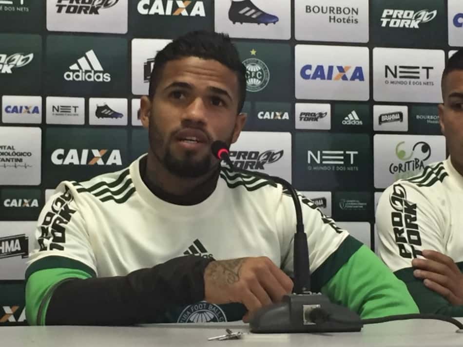 "Minha motivação é dar alegrias ao torcedor do Coritiba", diz Léo