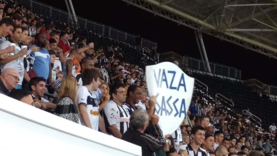 Sassá é hostilizado pela torcida do Botafogo durante jogo da Liberta
