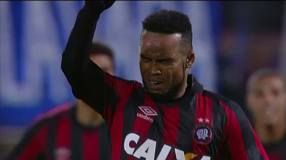 Carlos Alberto volta a sentir e preocupa o Atlético-PR
