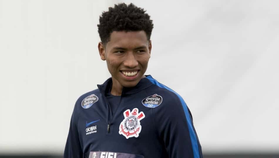 Corinthians troca atacante devolvido por jovem volante na Sul-Americana