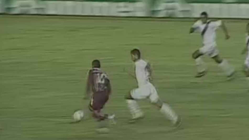 Fluminense e Vasco ficaram no empate sem gols no primeiro turno do Brasileirão de 2003. No returno, o Cruz-Maltino venceu por 1 a 0 com gol do lateral Ozéia, que completou de cabeça cruzamento de Edmundo.