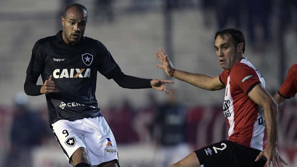 Botafogo perde para o Estudiantes, mas avança em primeiro no grupo