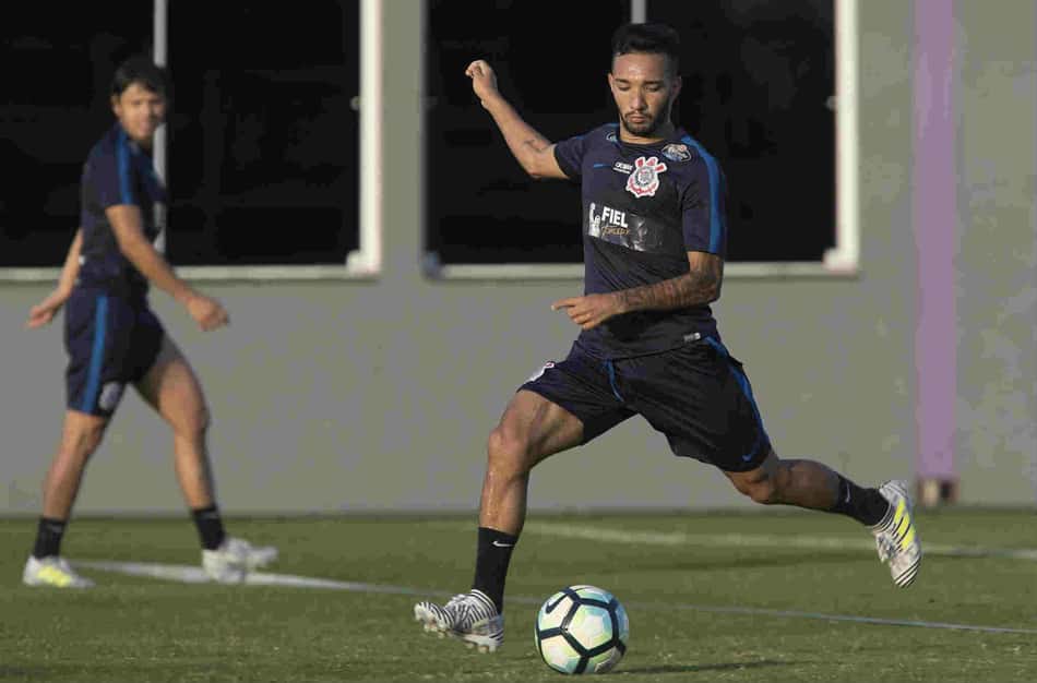 Regularizado, Clayson vira opção de Carille em Goiânia; veja relacionados