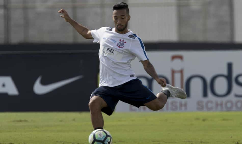 Clayson é relacionado, festeja chance e promete 'honrar a camisa' do Timão