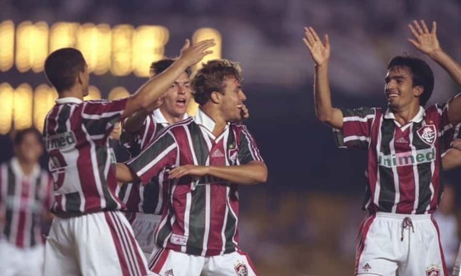 Roger é abraçado por Roberto Brum (21) e Magno Alves (23)