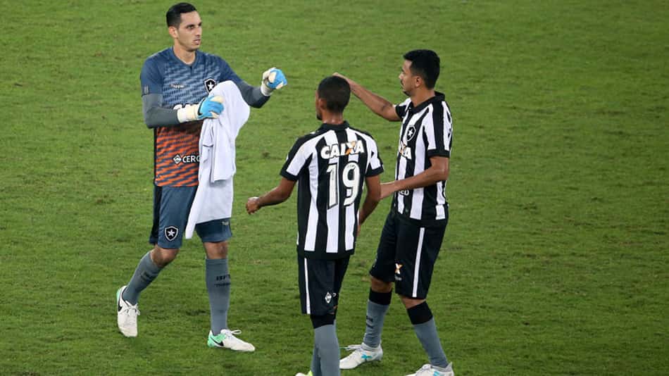 Destaque em vitória do Botafogo, goleiro Gatito celebra atuação