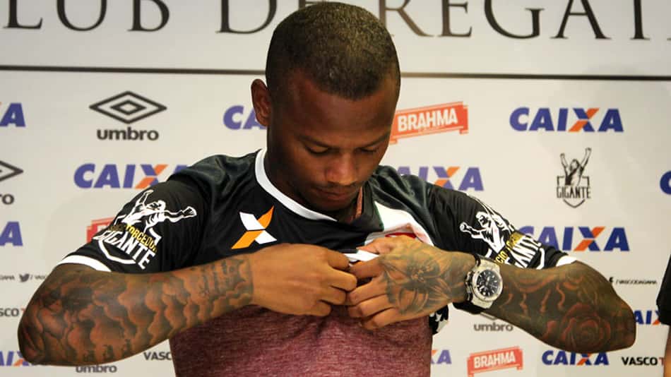 Confira a seguir a galeria especial do LANCE! com imagens do atacante Manga com a camisa do Vasco