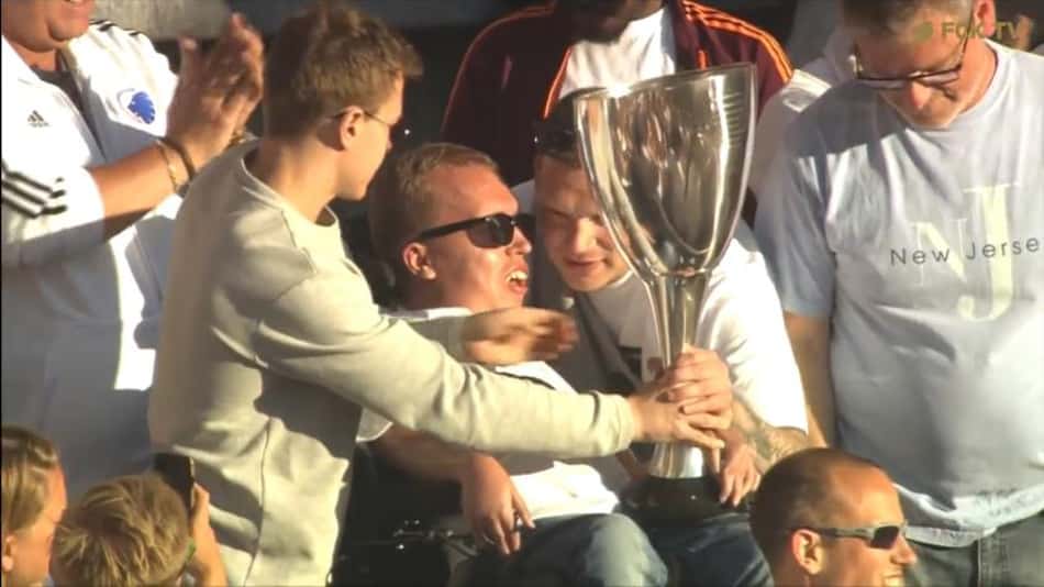 VÍDEO: Capitão entrega troféu para torcida levantar na Dinamarca