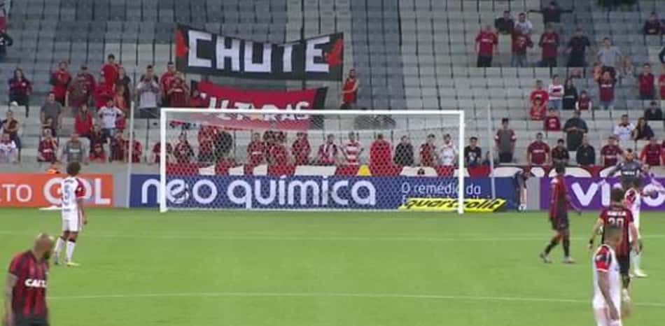 Quer ajuda? Veja outros 'conselhos' da torcida para fim secas de gol