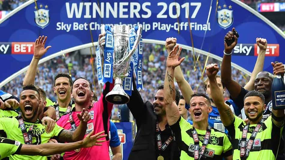 Huddersfield bate o Reading e volta à elite inglesa após 45 anos