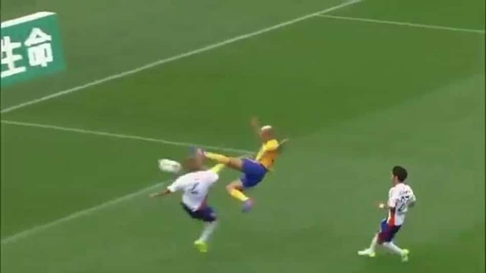 VÍDEO: Brasileiro marca belo gol de voleio no Campeonato Japonês