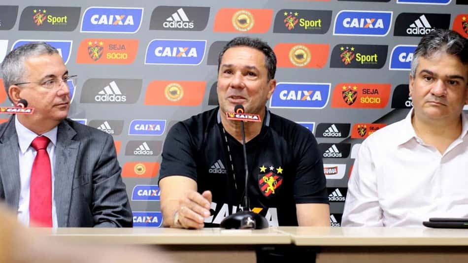 Em momento turbulento, Sport renova vínculo com Luxemburgo