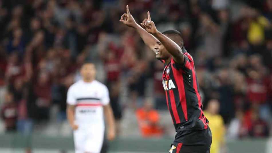 Atlético-PR encerra jejum, supera Santa Cruz e avança na Copa do BR