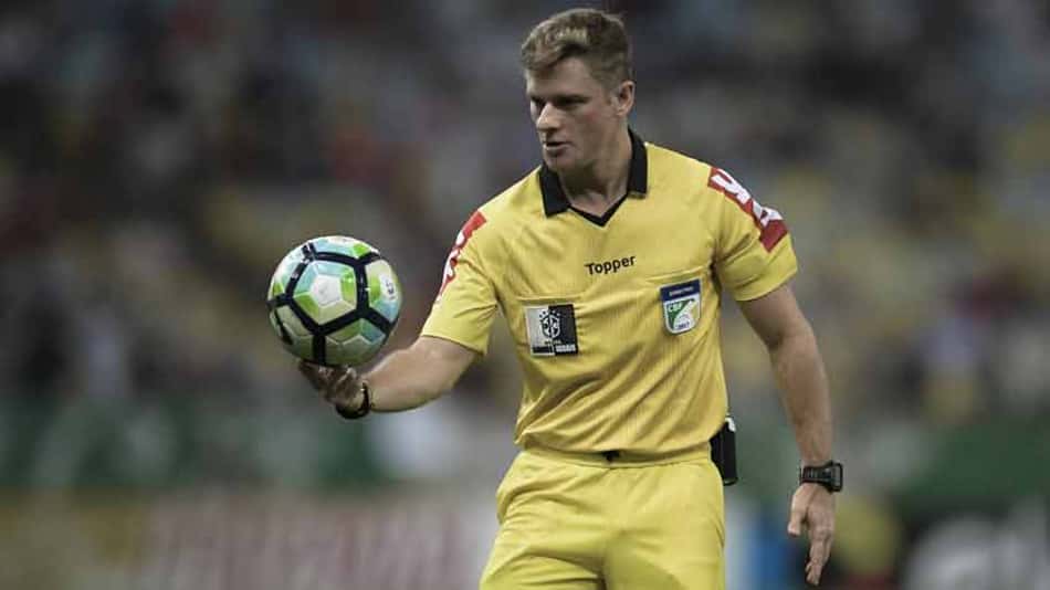 Veiga sobre árbitro: 'Acabou com o jogo. Não apita mais partidas do Flu'