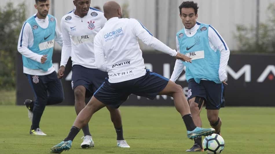Jadson volta a treinar e tranquiliza Fiel: 'Estou pronto para o clássico'