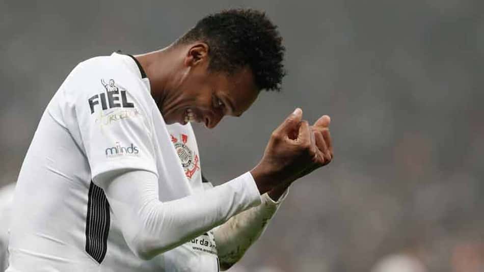 Artilheiro 'chato' do Corinthians, Jô nota responsabilidade e traça metas