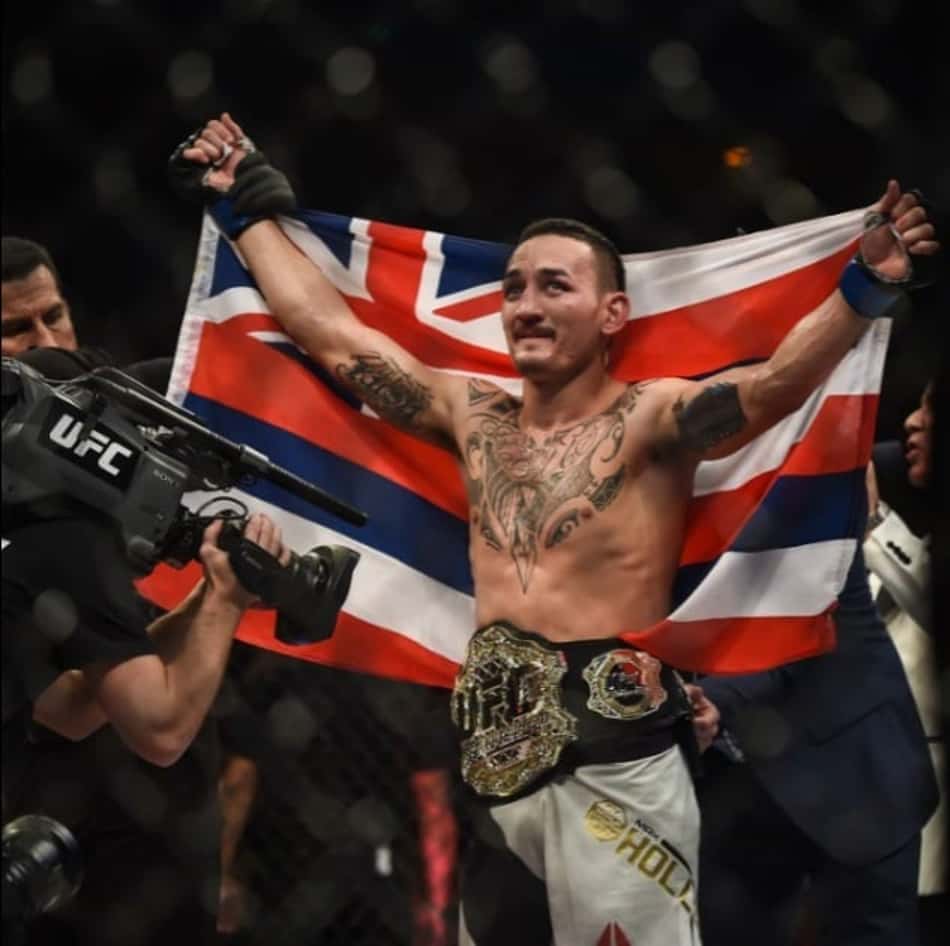 Max Holloway se sagrou campeão linear no Rio (Foto: Marcos Furtado / FlashSport)