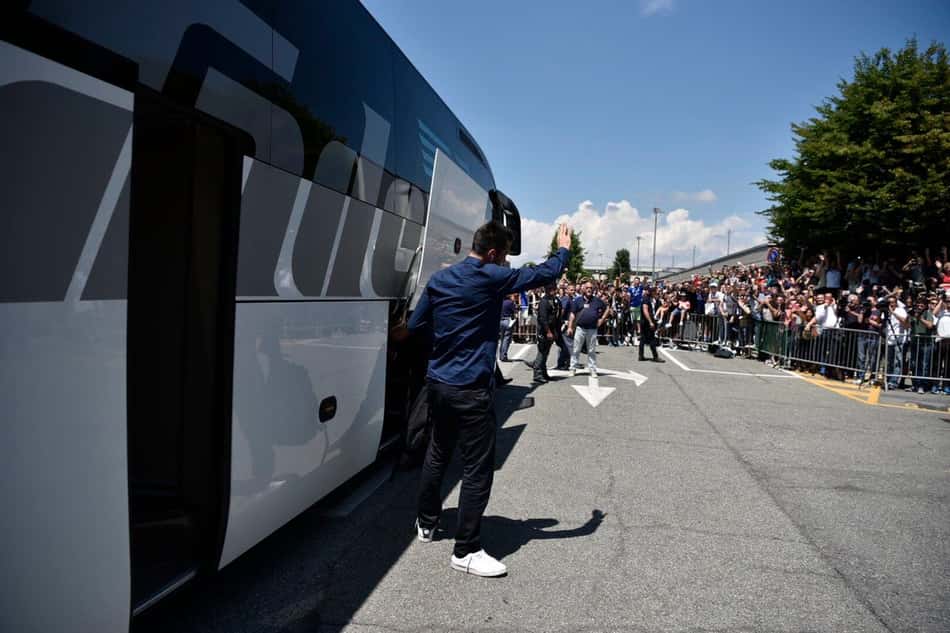Juventus chega a Turim e é recebida no aeroporto com apoio da torcida
