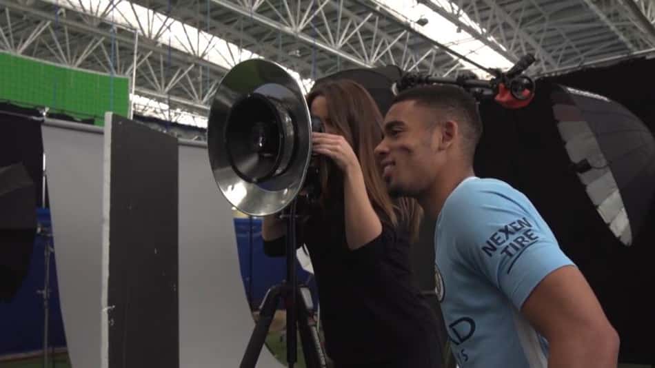 VÍDEO: Gabriel Jesus trola Sterling em sessão de fotos no City: 'beautiful'