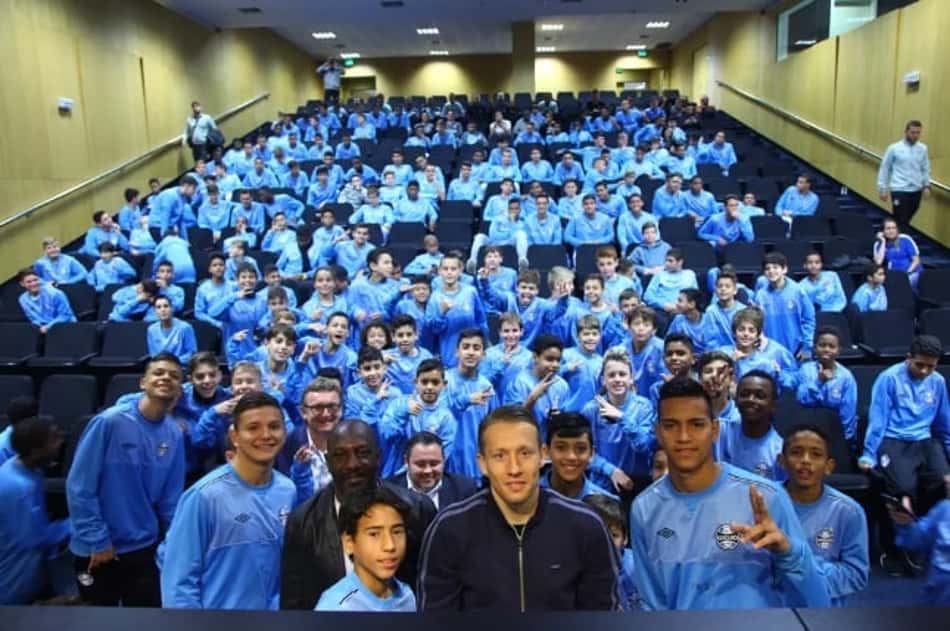 Lucas Leiva aproveita férias para dar palestra aos atletas da base do Grêmio