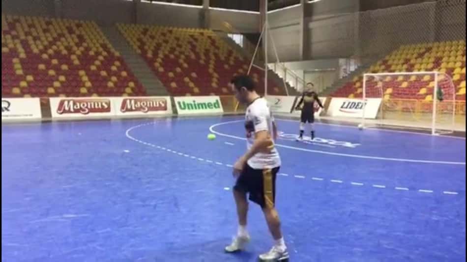 Sem limites! Falcão dá show até com bolinha de tênis