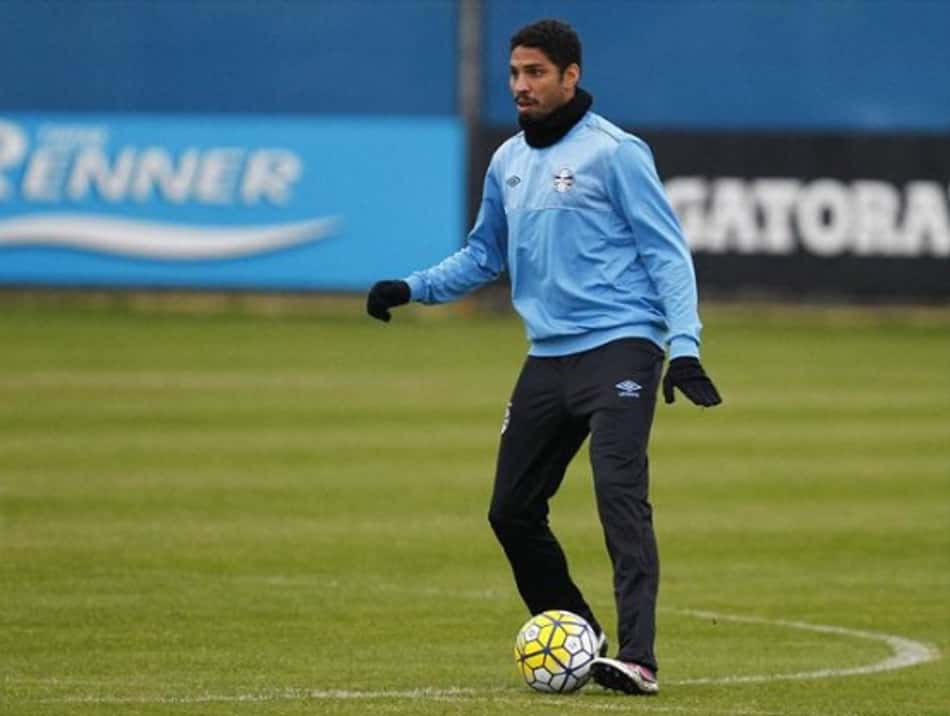 Wallace já realiza exames para assinar com o Vitória