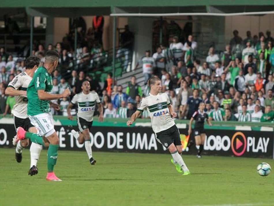 'GalZidane', meio-campista do Coritiba confirma boa fase e faz golaço contra Palmeiras