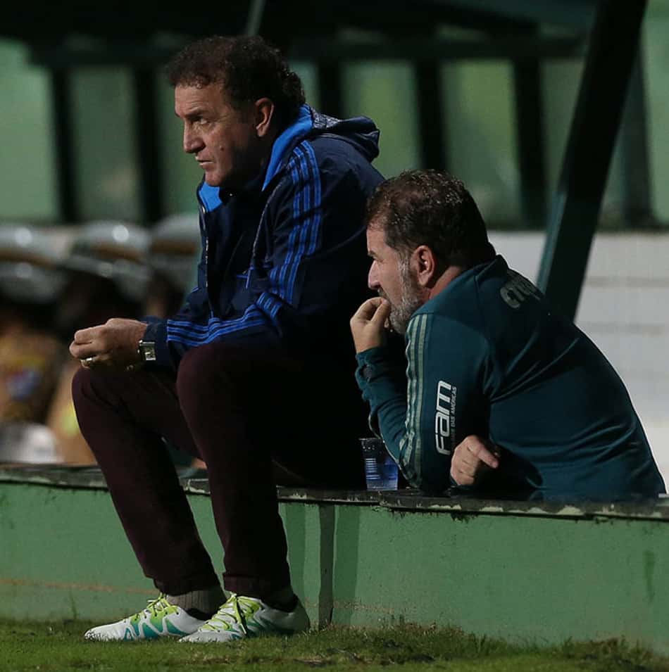 Cuca e Cuquinha, seu irmão e auxiliar, durante a derrota no Paraná 