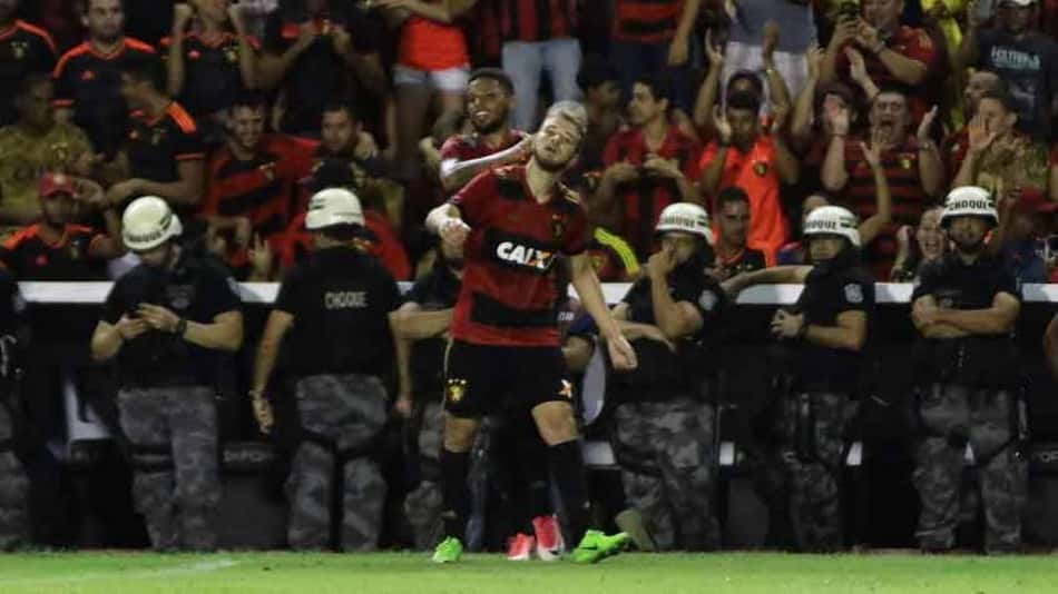 Lei do ex. Thomás marca contra o Flamengo e comemora fazendo 87 com as mãos