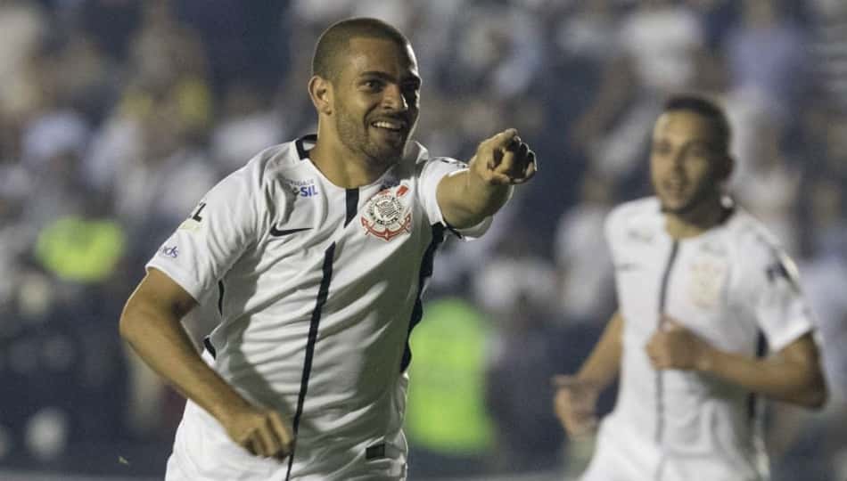 Clayton espanta 'zica' de um ano da 9 do Corinthians e busca mais chances
