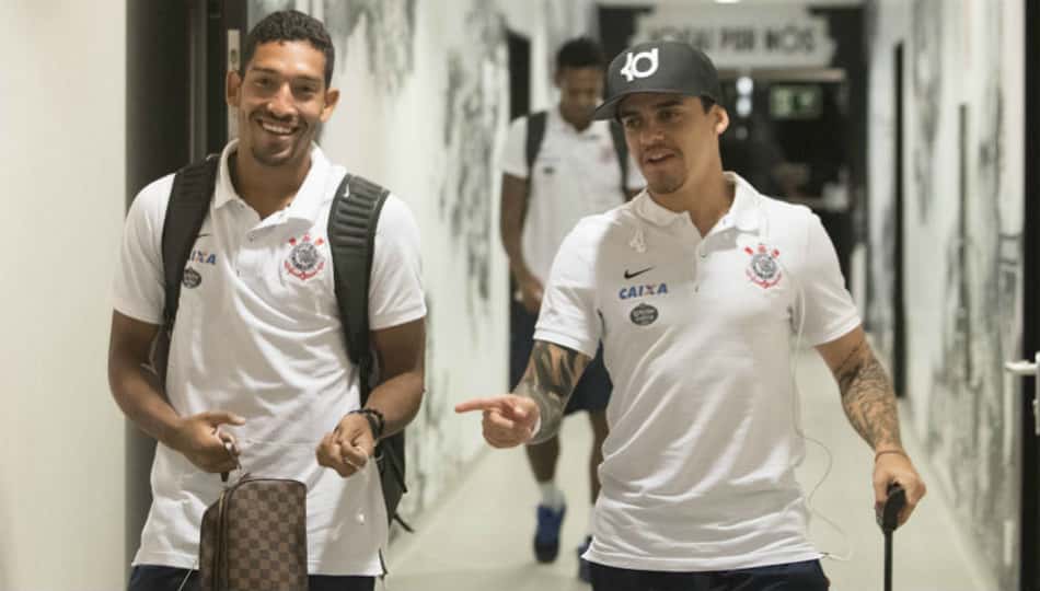 Não por Cicinho e crédito a jovem freiam busca do Timão por lateral