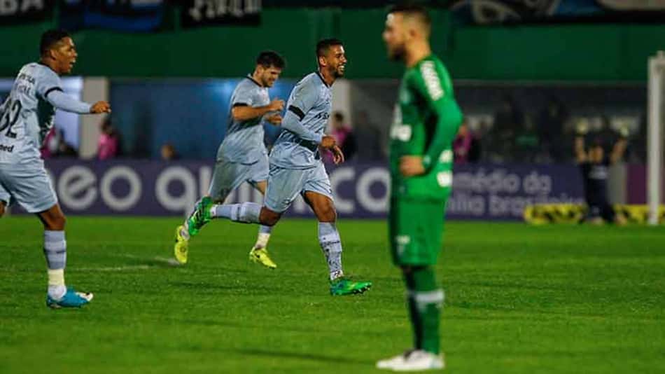 Em jogo 'maluco', com nove gols, Grêmio vence Chape e é vice-líder