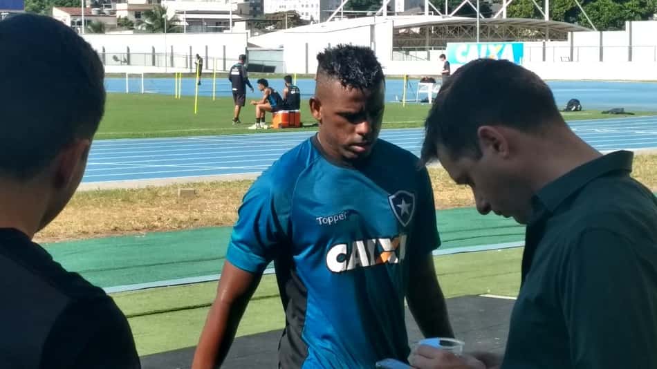 Trio não enfrenta o Coritiba; Marcos Vinícius treina com elenco alvinegro
