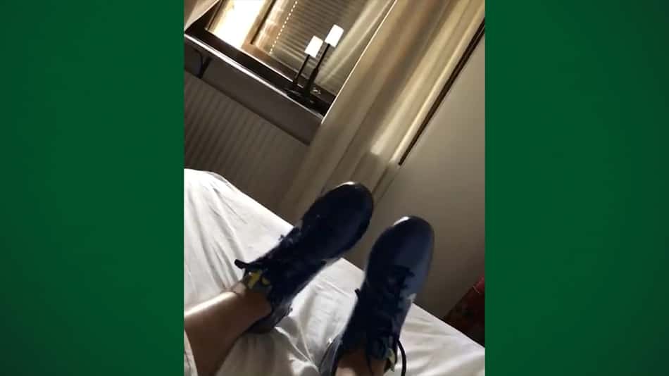 Sem clube, Ibra posta vídeo dormindo de chuteiras; veja!