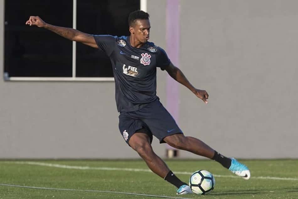Jô diz que Corinthians precisa treinar para furar as retrancas e faz alerta