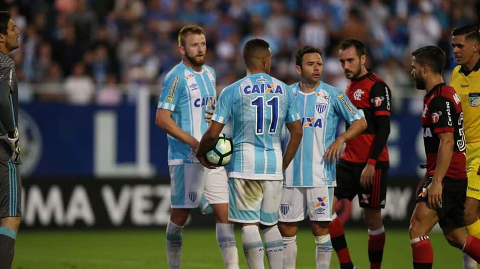 Jogador do Avaí não se conforma com decisão de juiz: 'Não entendi!'