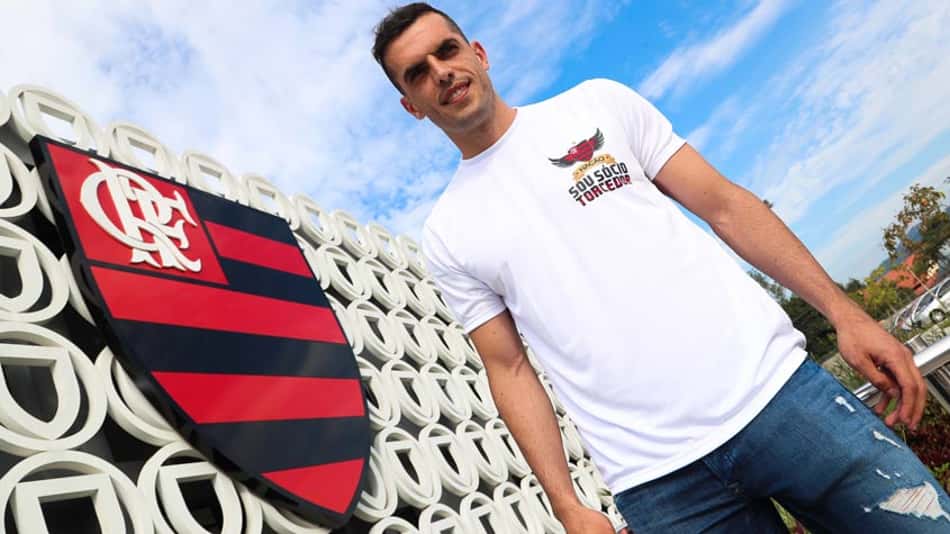 Rhodolfo, novo reforço do Flamengo, foi apresentado nesta segunda-feira no Ninho do Urubu. O zagueiro estava no Besiktas, na Turquia, e chega para arrumar o sistema defensivo do clube.