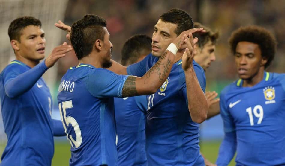 Diego Souza e Paulinho comemoram pela Seleção Brasileira