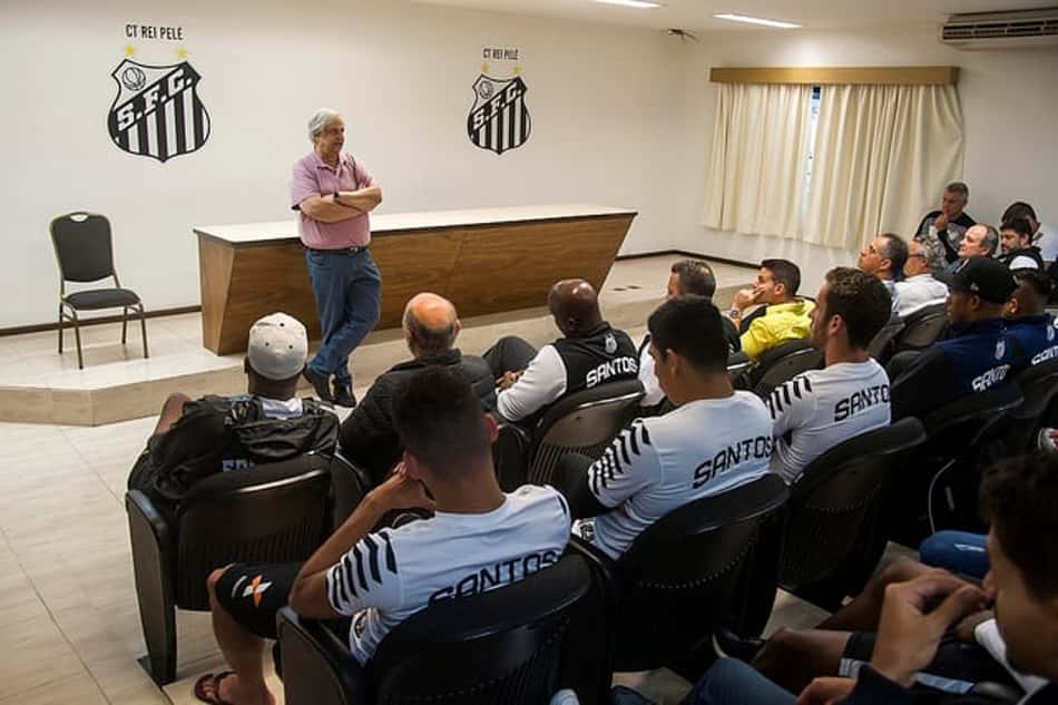 Modesto em reunião com o elenco