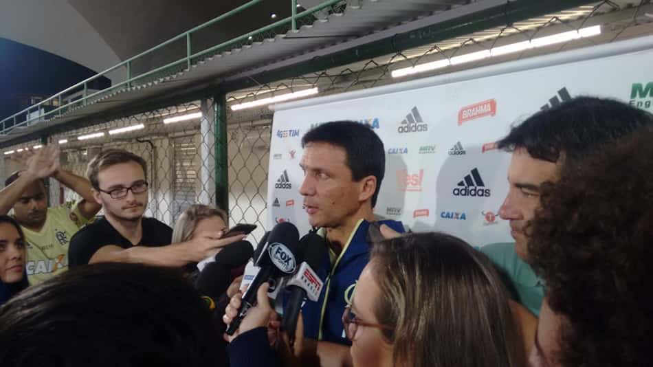 Zé conversa com Arão, mas garante que volante joga: 'Ponto de equilíbrio'