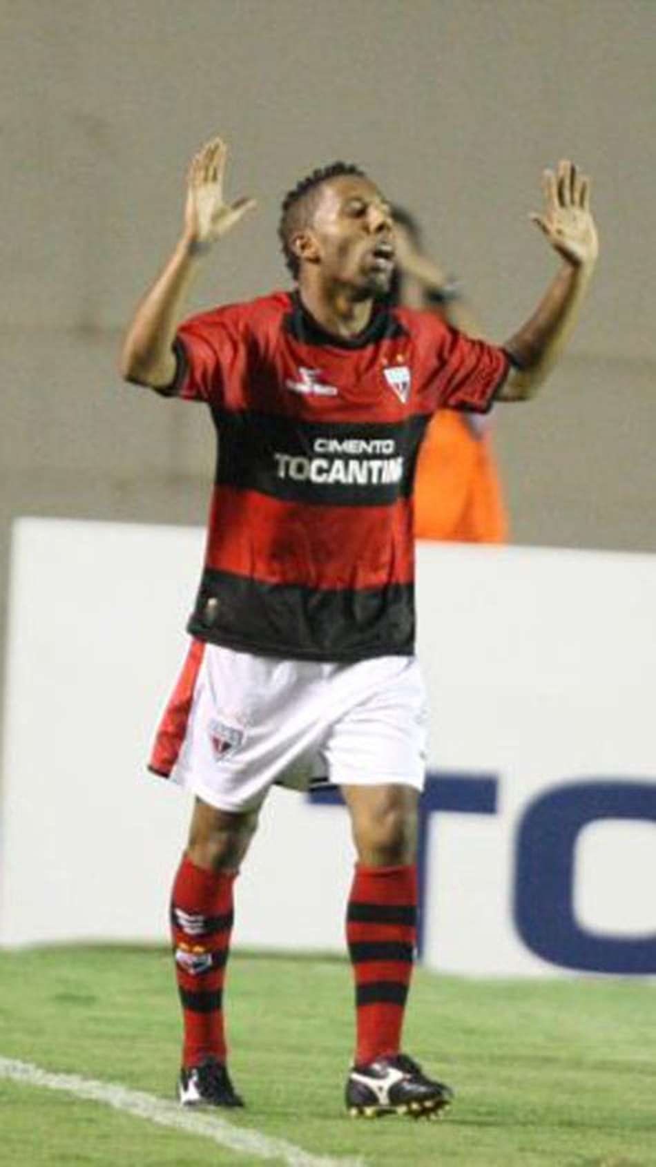 Vitor Júnior fala de volta ao Brasil e lembra casos bizarros no exterior